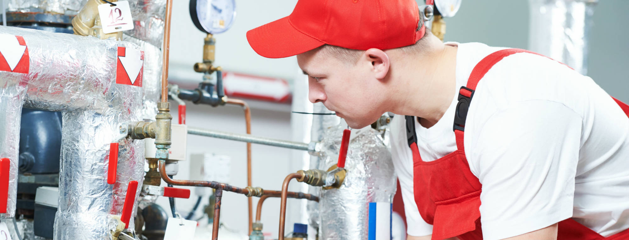 Homme travaillant dans l'industrie