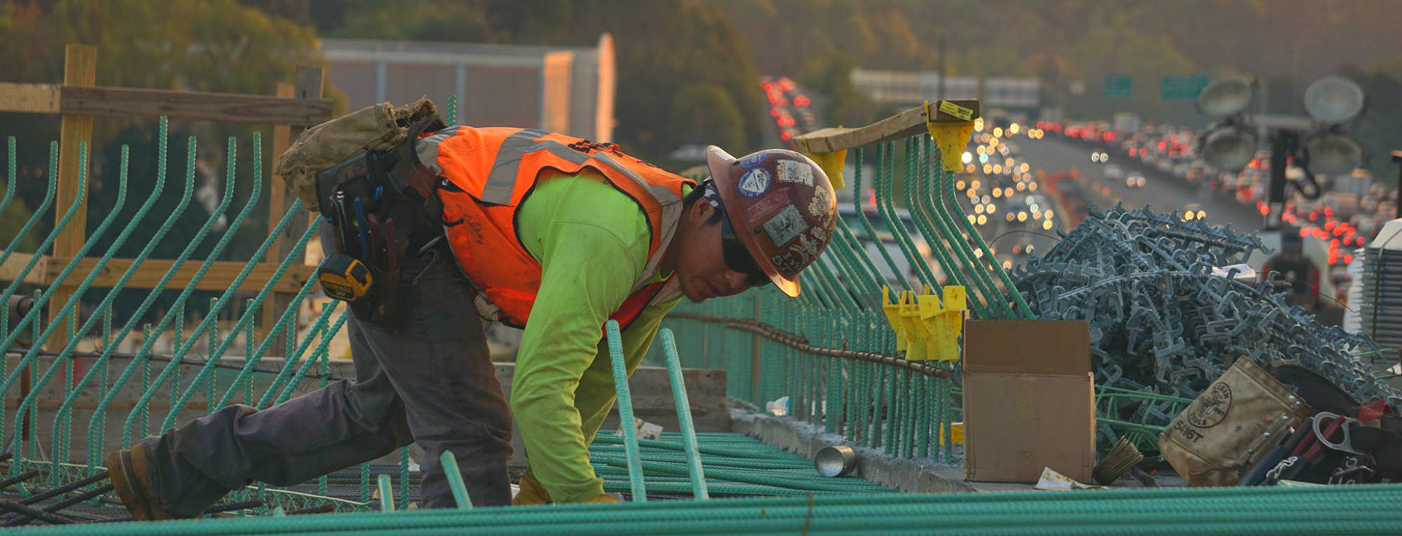 Homme réalisant des travaux de btp