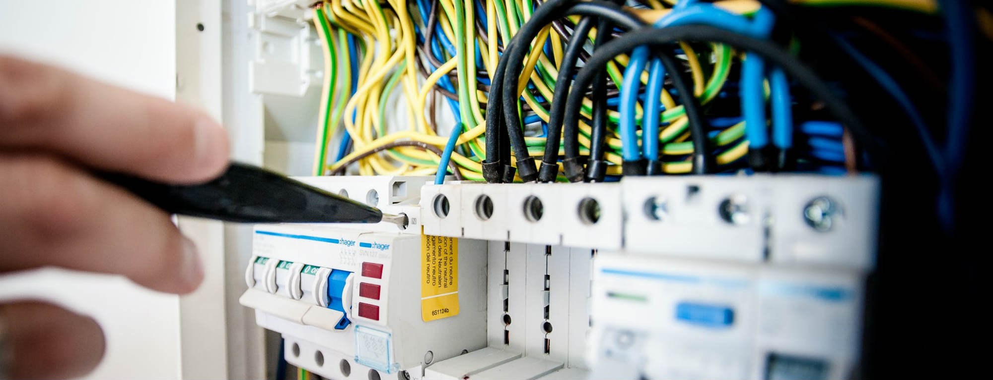 Un électricien réalise du câblage